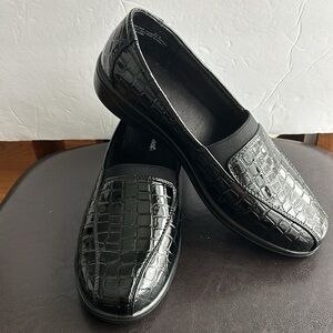 Easy Street woman’s Black Crocodile Pattern Loafers, embossed shoe size 8.5 🌹